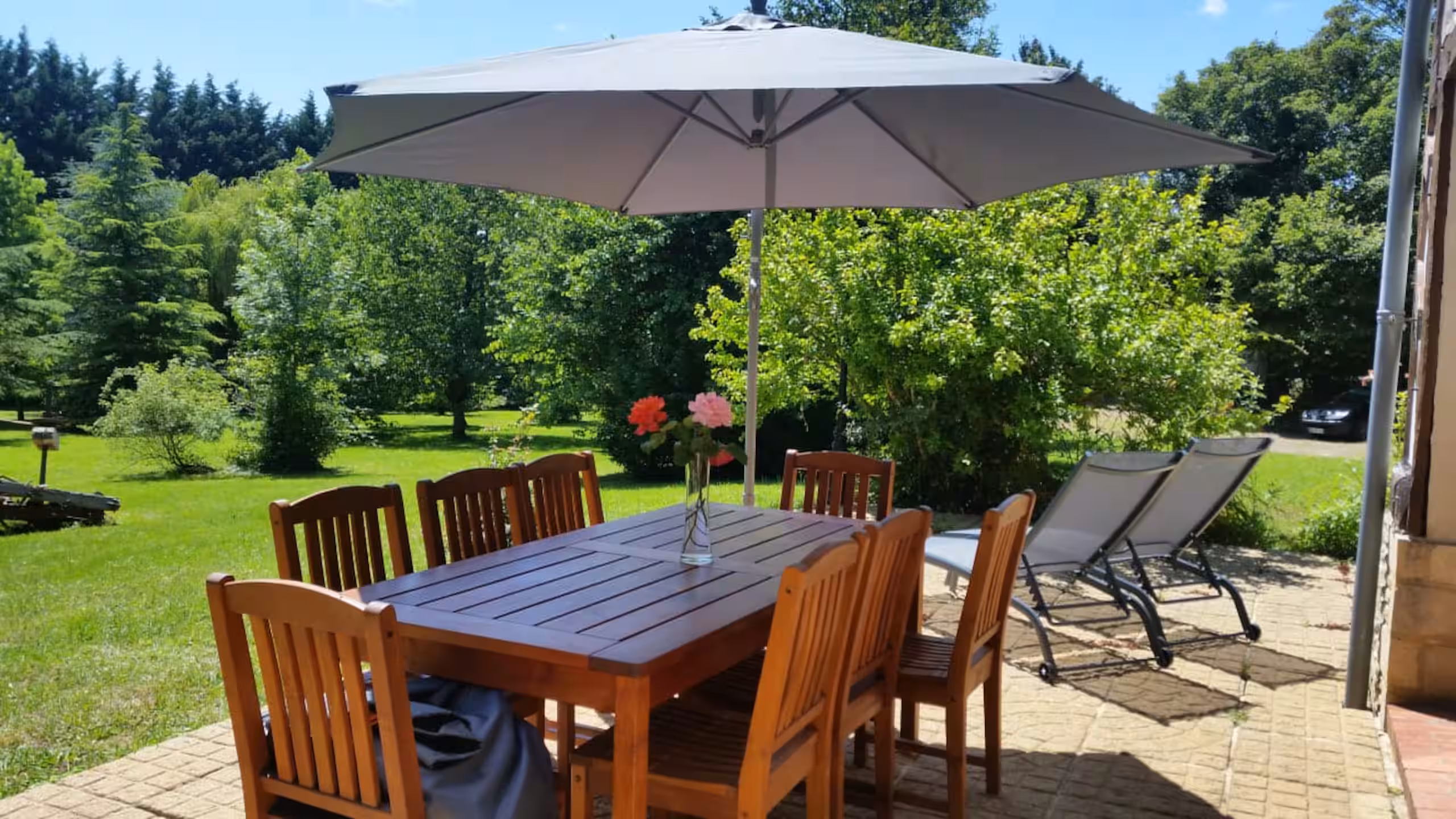 La terrasse et le jardin de la maison