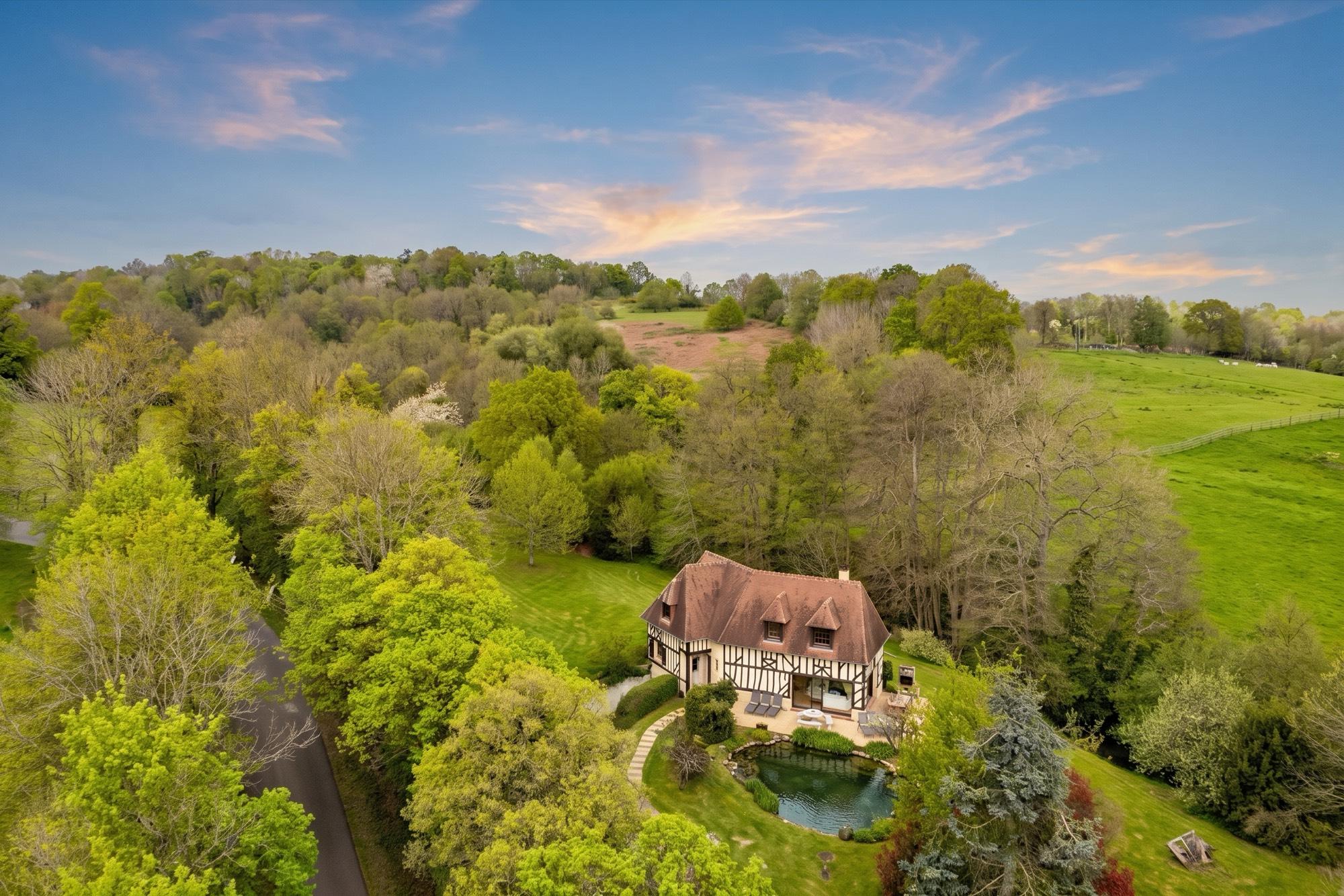 Vue aérienne de la maison et de ses alentours